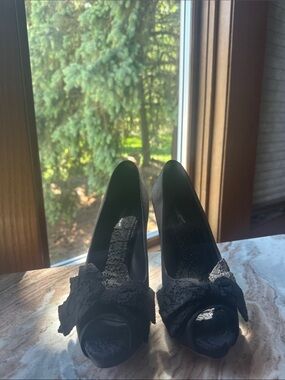 Dolce & Gabbana black bow satin pumps . Black Lace Peep-Toe Heels. Size 38.5.